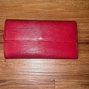 Authentic LOUIS VUITTON -Red Epi
Sarah Wallet.